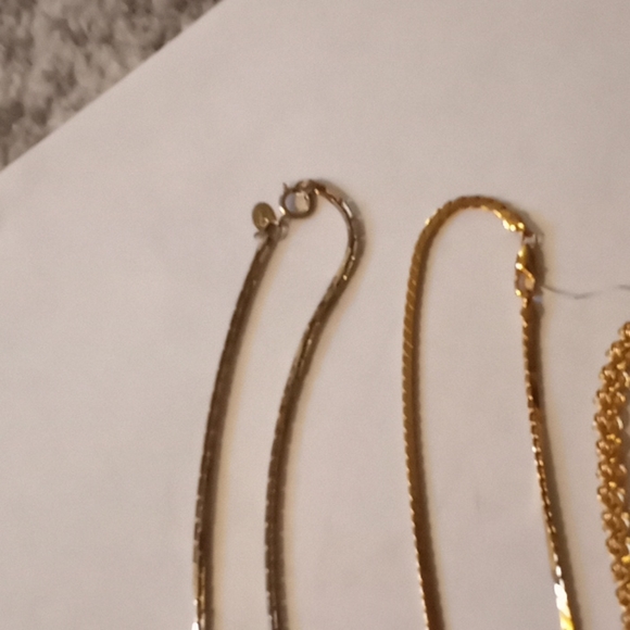 4 gold chains - Picture 2 of 4